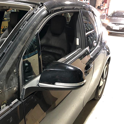 car side window glass broken waiting to be replace inside Speers Auto Glass shop Mississauga